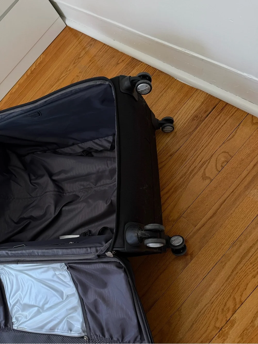 Samsonite Large Black Softside Spinner Luggage